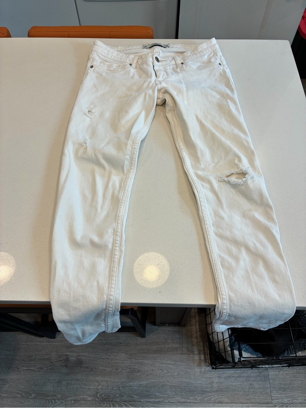Abercrombie & Fitch White Distressed Skinny Jeans 26x33